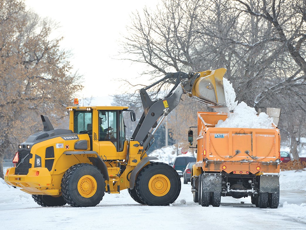Вывоз снега самосвалами в Сертолово: услуги по вывозу снега