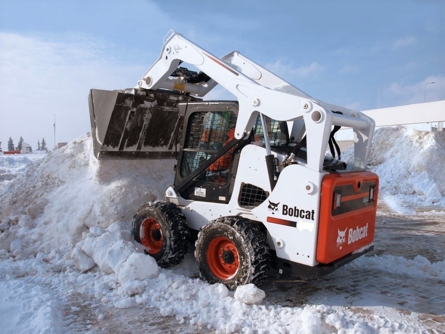 Аренда мини погрузчика в Гатчине для уборки снега