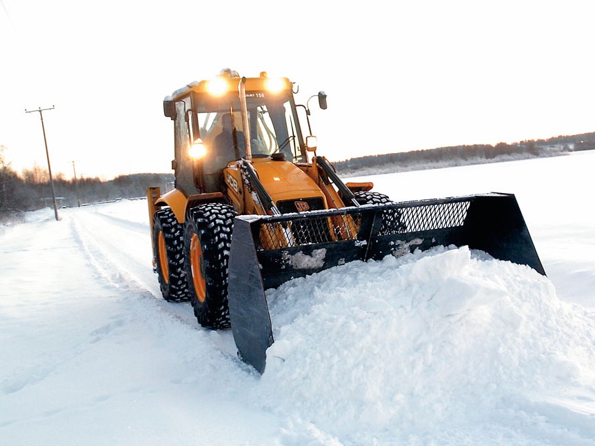 Вывоз и уборка снега в Колпино: цены на аренду экскаватора